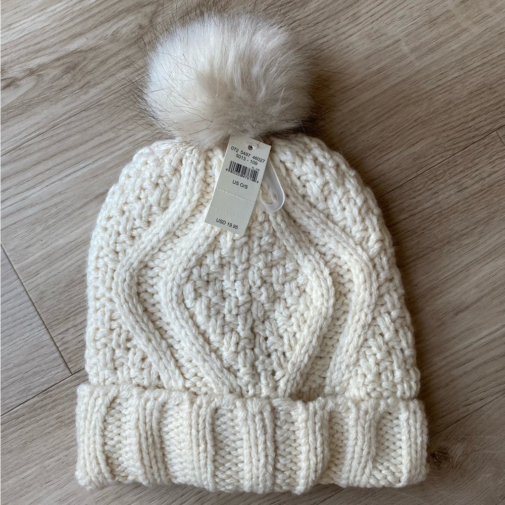 ❤️ NWT aerie Cable Knit Beanie With PomPom